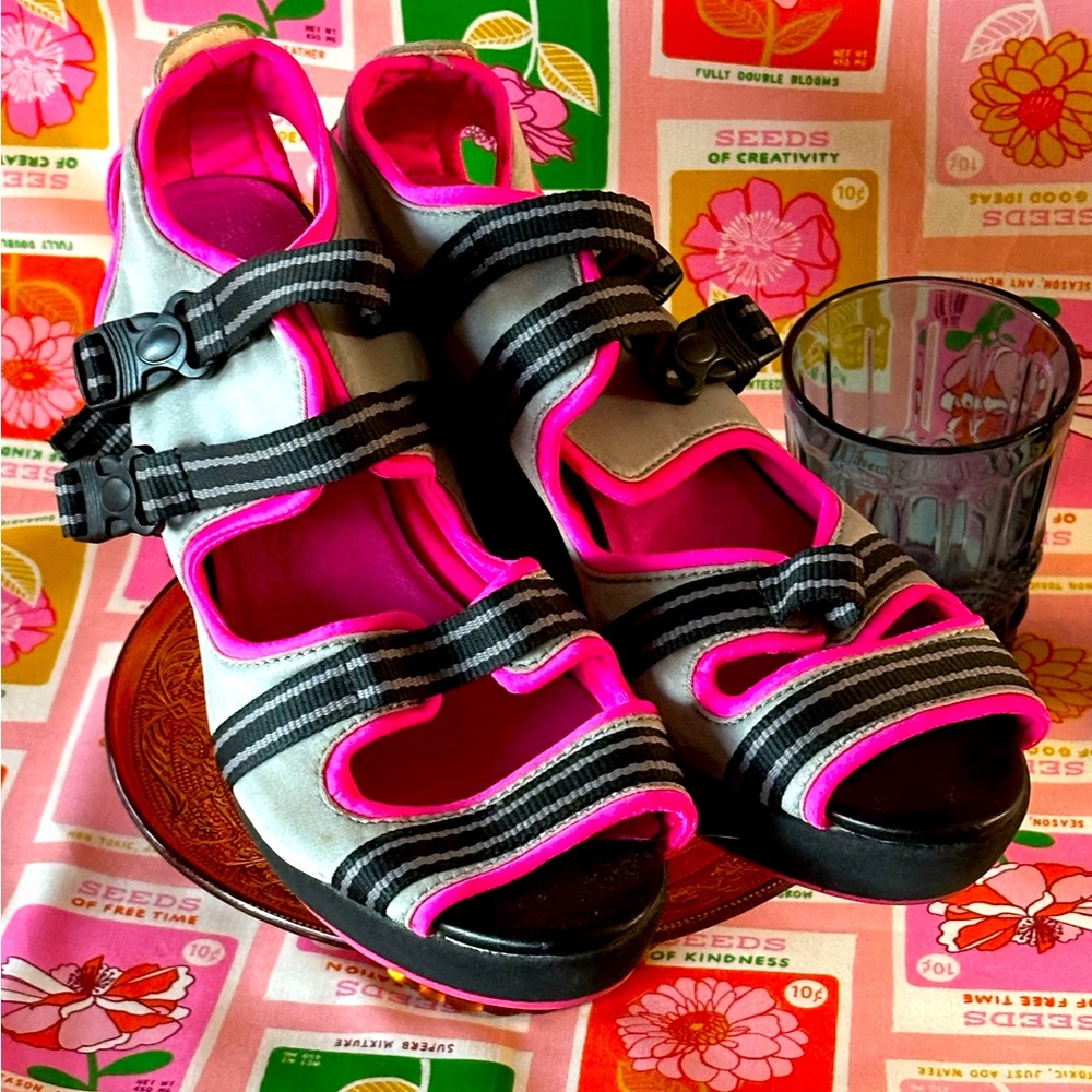 Vagabond sporty, neon, strappy wedges